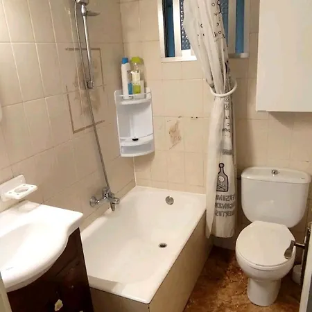 Bilbao, 3 Hab, 5 Camas, Wifi, Metro, Aparcamiento Gratis, Apartment *